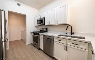 Photo #6: 2408598 Listing 