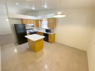 Photo #4: 2408607 Listing