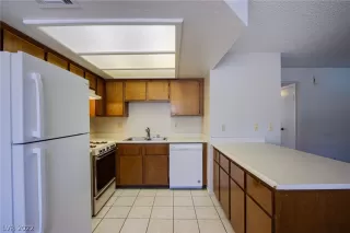 Photo #6: 2408625 Listing