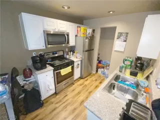 Photo #4: 2408698 Listing