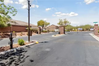 Photo #4: 2408700 Listing