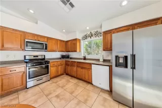 Photo #6: 2408700 Listing