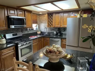 Photo #6: 2408733 Listing