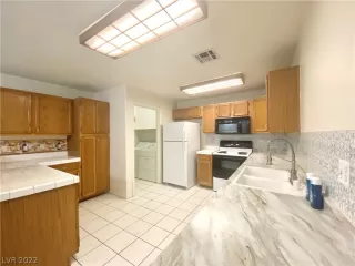 Photo #3: 2408882 Listing