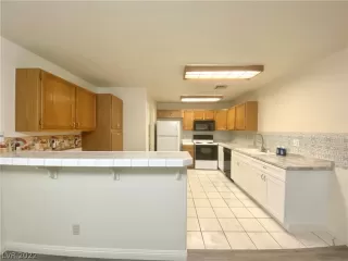 Photo #5: 2408882 Listing