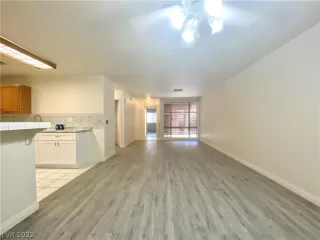 Photo #6: 2408882 Listing