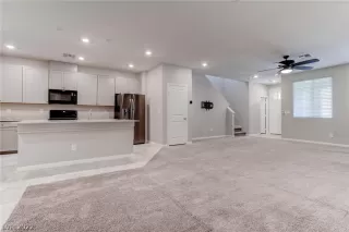 Photo #5: 2408899 Listing