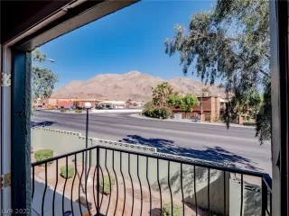 Photo #4: 2408931 Listing 