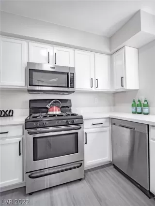 Photo #5: 2408931 Listing 