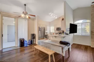 Photo #3: 2408972 Listing