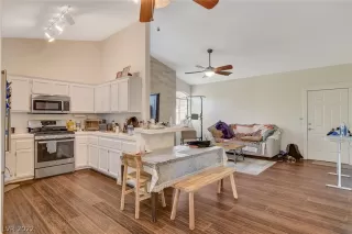 Photo #4: 2408972 Listing