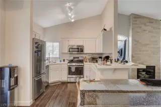 Photo #5: 2408972 Listing