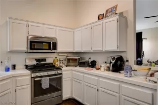 Photo #6: 2408972 Listing