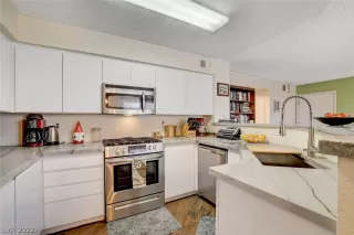 Photo #5: 2408989 Listing 