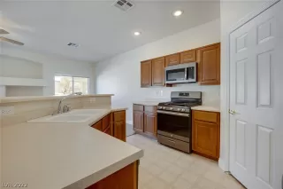 Photo #3: 2409043 Listing