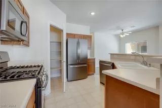 Photo #4: 2409043 Listing