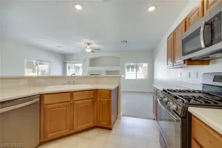 Photo #5: 2409043 Listing