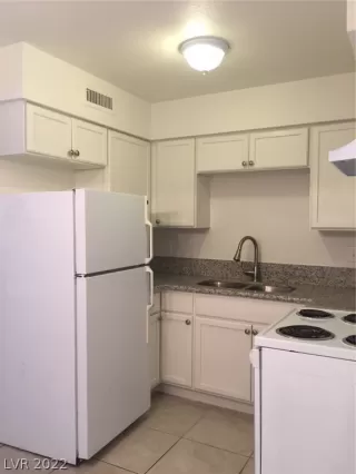 Photo #3: 2409045 Listing