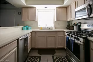 Photo #6: 2409105 Listing