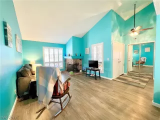 Photo #5: 2409279 Listing