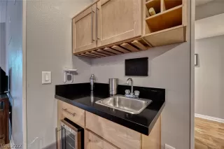 Photo #5: 2409300 Listing 