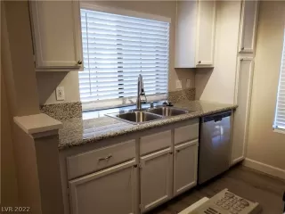 Photo #4: 2409316 Listing