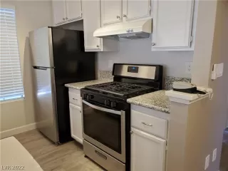 Photo #5: 2409316 Listing