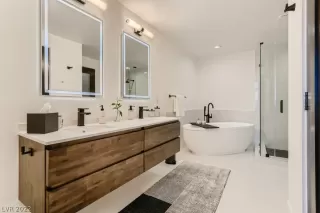 Photo #4: 2409414 Listing 