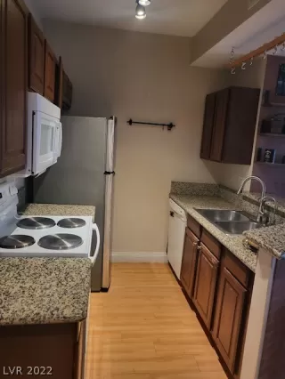 Photo #4: 2409440 Listing 