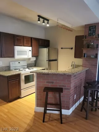 Photo #5: 2409440 Listing 