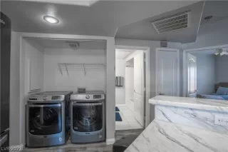 Photo #3: 2409622 Listing