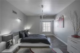 Photo #5: 2409622 Listing