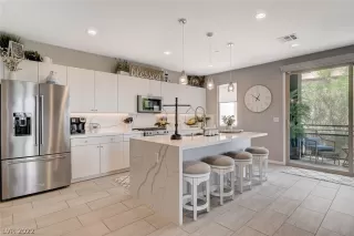 Photo #2: 2409675 Listing