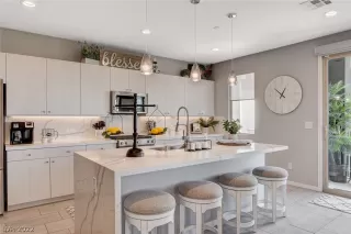 Photo #3: 2409675 Listing