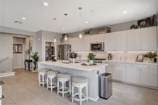 Photo #4: 2409675 Listing