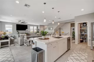 Photo #5: 2409675 Listing