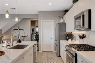 Photo #6: 2409675 Listing