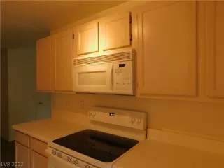 Photo #3: 2409694 Listing 