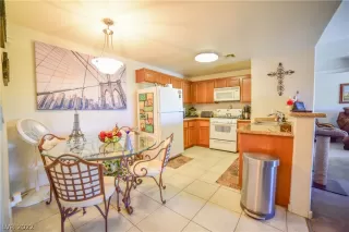 Photo #5: 2409697 Listing 