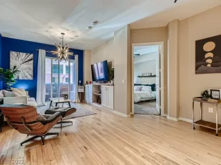 Photo #5: 2409744 Listing