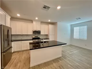 Photo #4: 2409898 Listing 
