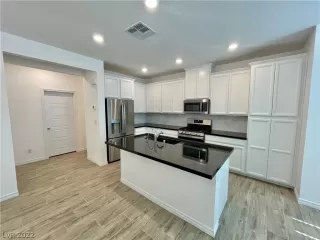 Photo #5: 2409898 Listing 