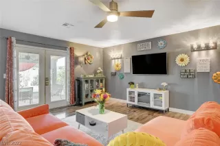 Photo #6: 2409900 Listing