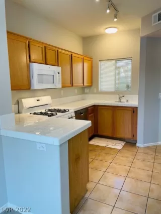 Photo #6: 2409906 Listing 