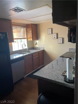 Photo #6: 2409954 Listing