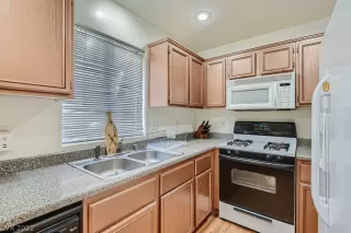 Photo #3: 2409961 Listing