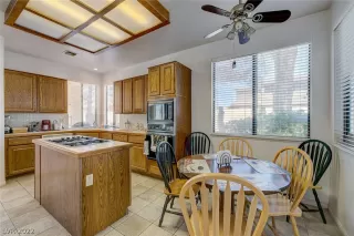 Photo #5: 2409963 Listing 