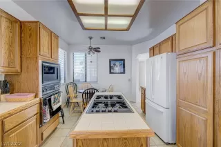 Photo #6: 2409963 Listing 