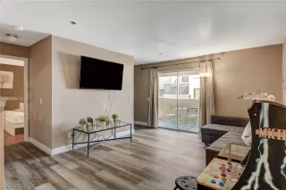 Photo #2: 2409986 Listing