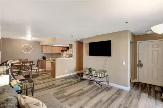 Photo #4: 2409986 Listing